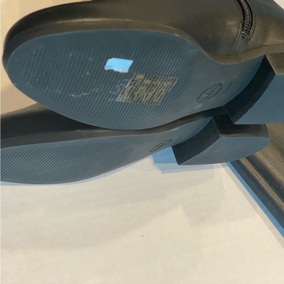 Women's Black Knee-High Boots - Picture 8 of 9